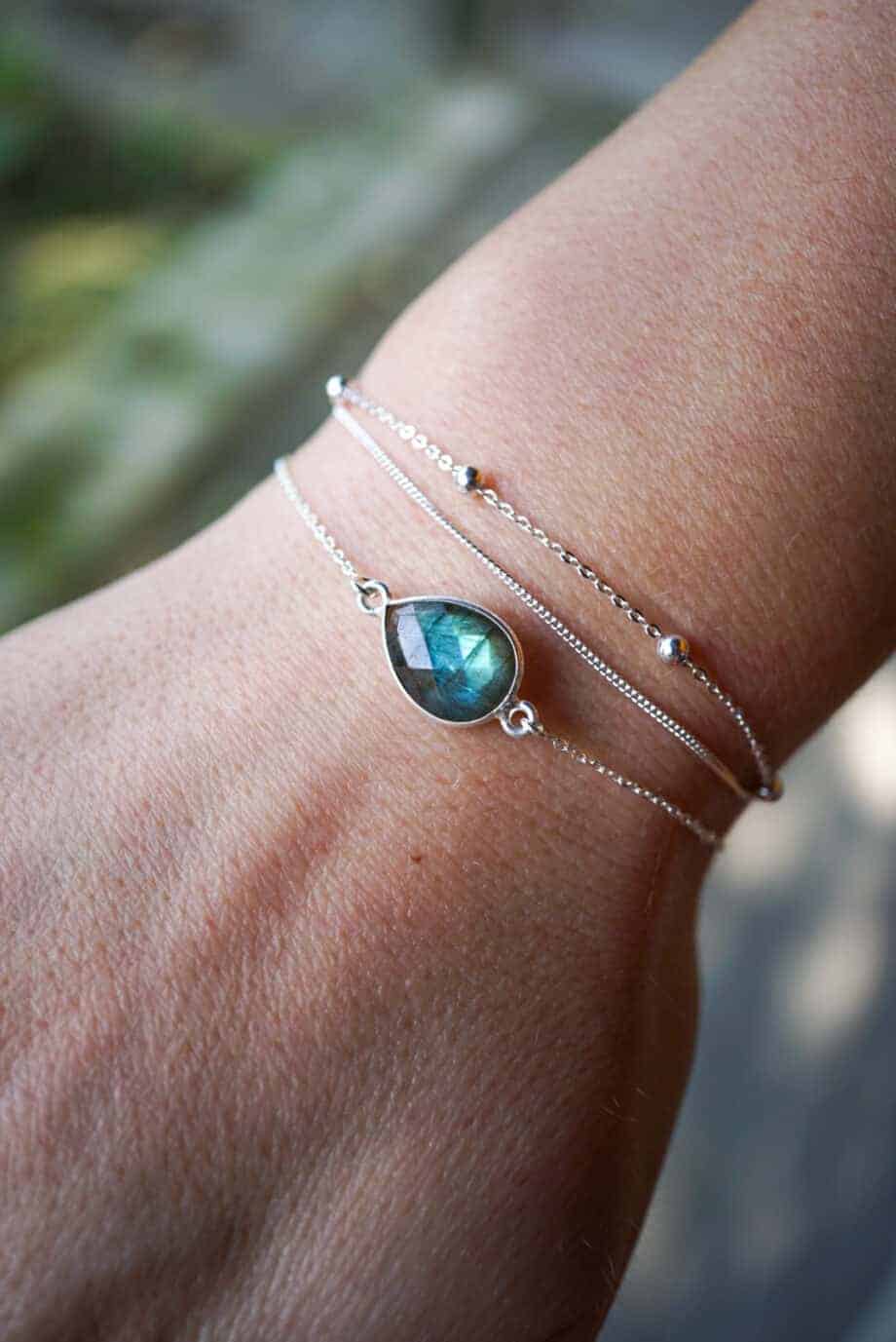 Edelsteen sieraden -Zilveren armband met edelsteen blauwe Labradoriet van Sterling Zilver. Handgemaakte edelsteen sieraden van Jewels by KC.