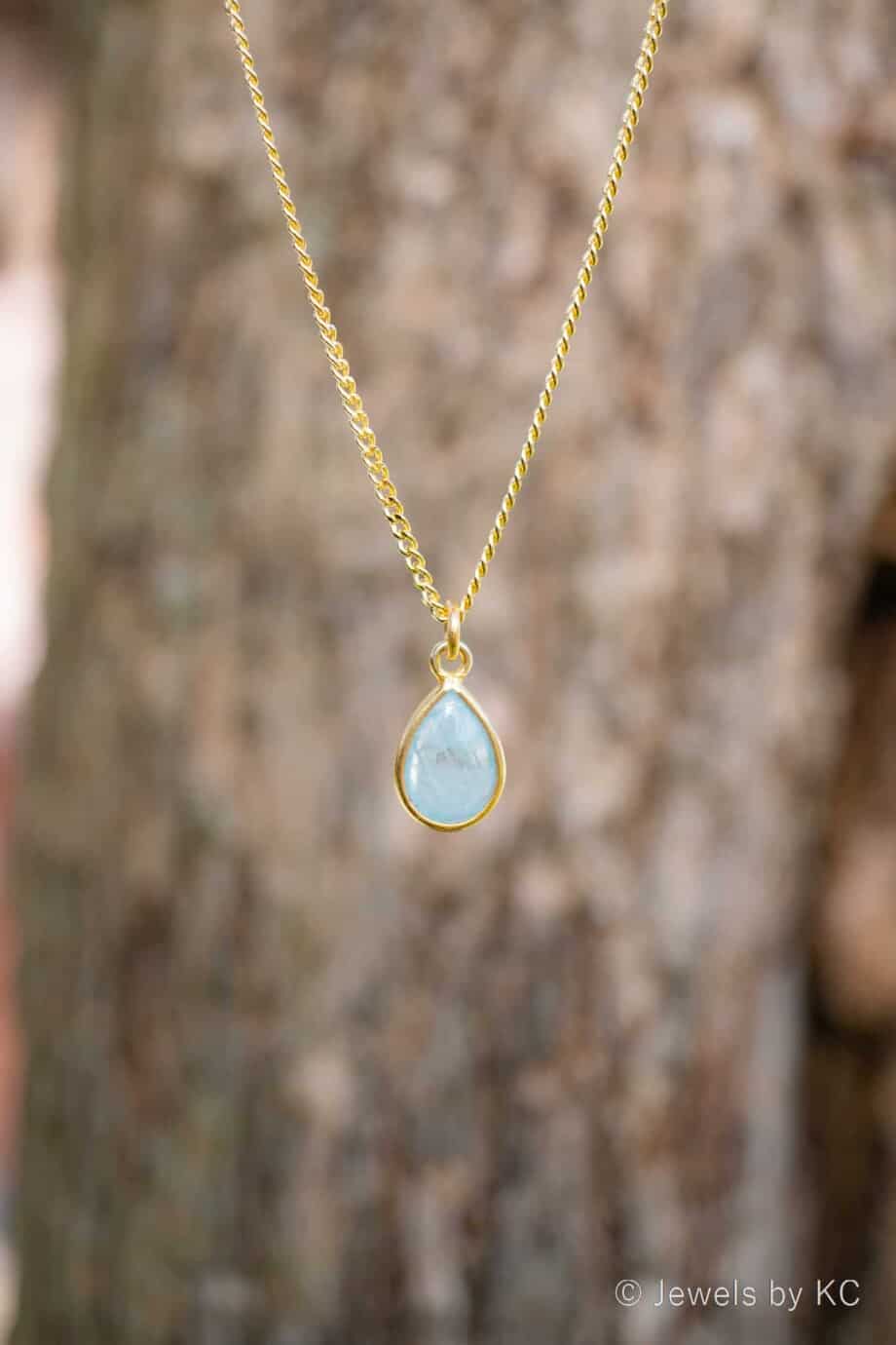 Edelsteen sieraden: Gouden ketting met edelsteen blauwe ‘Aquamarijn' van Goud op Zilver. Handgemaakte edelsteen sieraden van Jewels by KC.