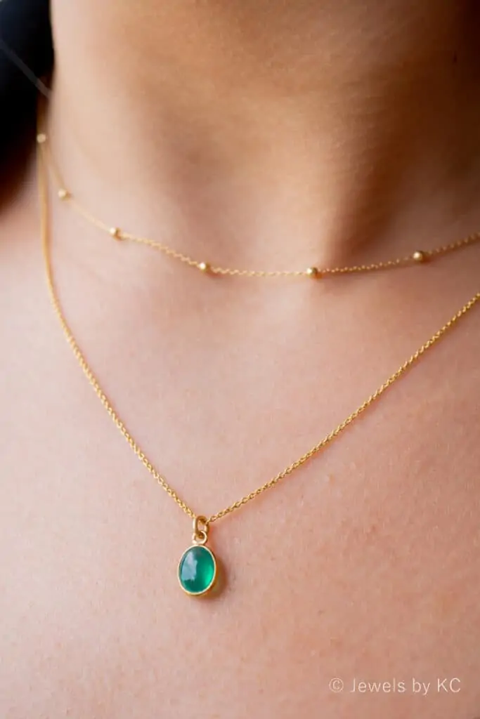 Edelsteen sieraden: Gouden edelsteen ketting met groene Onyx van Goud op Zilver. Handgemaakte edelsteen sieraden van Jewels by KC.