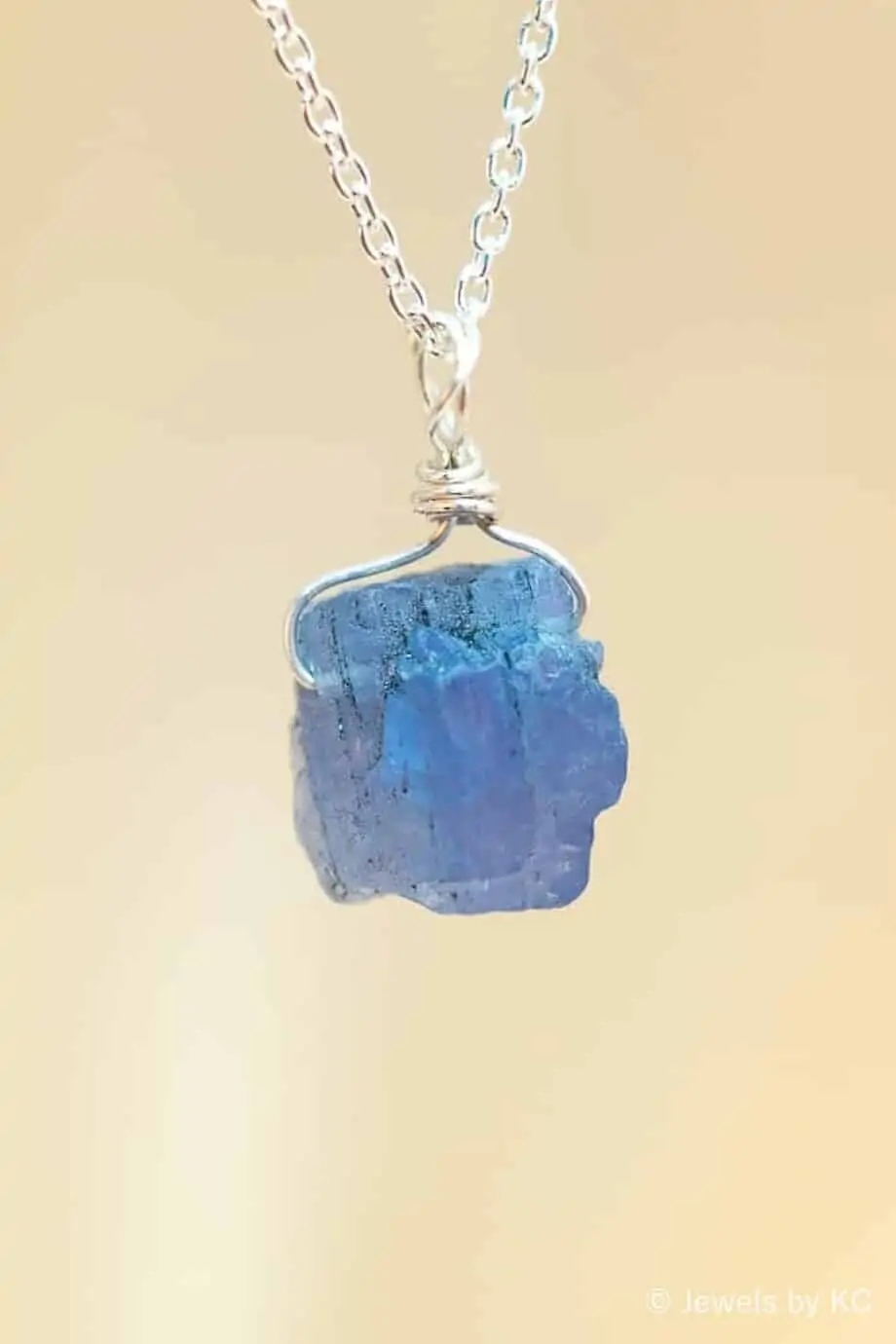 Zilveren ruwe edelsteen ketting met ruwe steen van blauwe Tanzaniet edelsteen