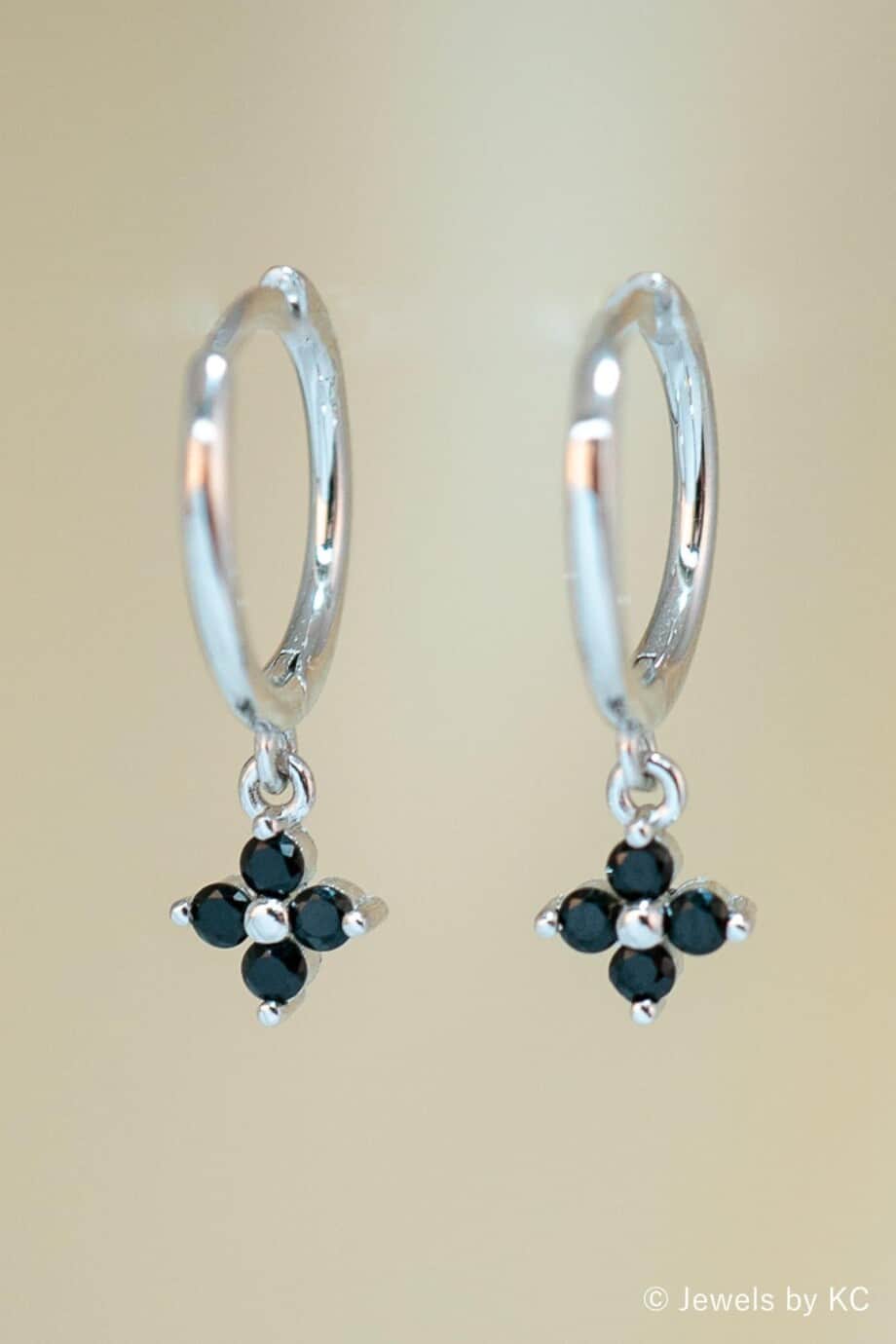 Zilveren oorbellen 'Black stone flower' met zwarte Zirkonia