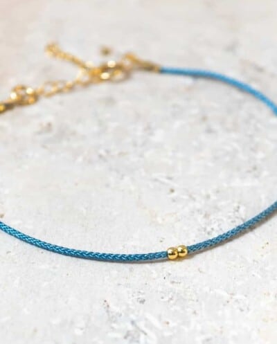 Dun-blauw-koord-armbandje-Azul-met-Gouden-kraaltjes-Goud-op-Zilver