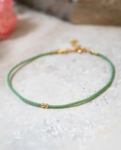 Dun-groen-koord-armbandje-Verde-met-Gouden-kraaltjes-Goud-op-Zilver