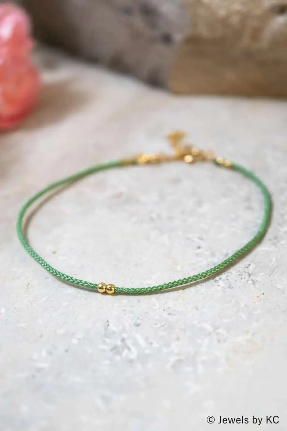 Dun-groen-koord-armbandje-Verde-met-Gouden-kraaltjes-Goud-op-Zilver
