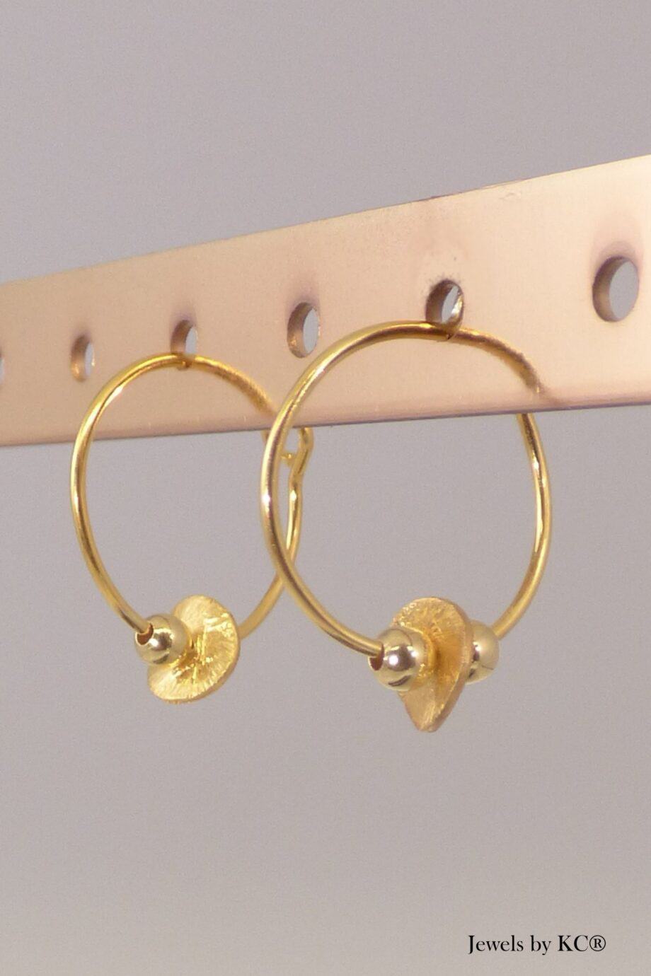 Gouden oorbellen brushed and beads van Goud op Zilver