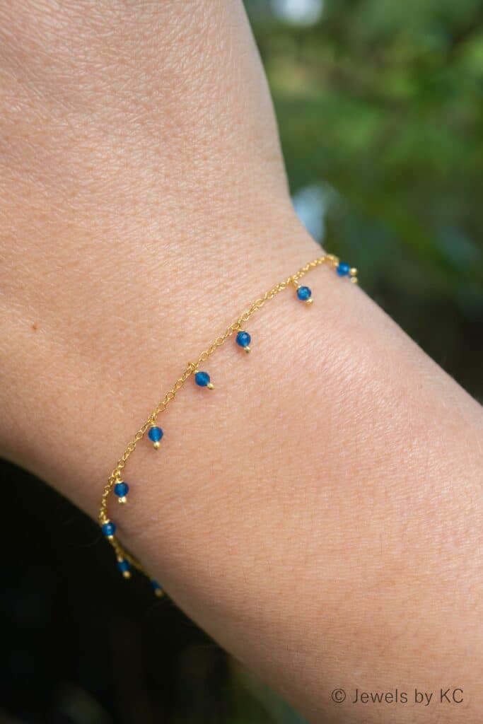 Celsius Zoeken Ideaal Gouden armband met blauwe Jade edelsteentjes, van Goud op Zilver - Jewels  by KC