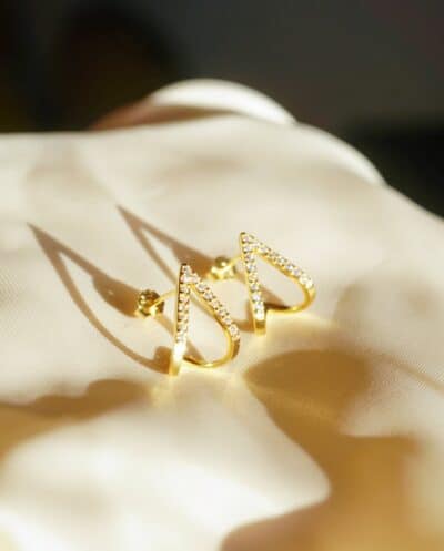 Gouden oorbellen met Zirkonia steentjes Triangle