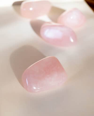 Rozenkwarts edelsteen roze trommelsteen steen van liefde