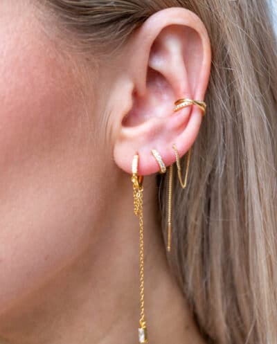 Gouden oorbellen glitter glamour huggie oorringetjes met Zirkonia steentjes en kettinkje van Goud op Zilver