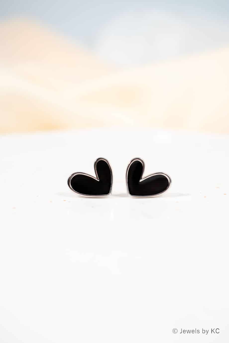 Zilveren Hartje oorbellen met zwarte Hartjes oorstekers van Sterling Zilver