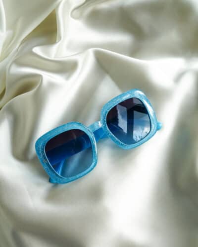 Blauwe dames zonnebril met glitters baby blauw