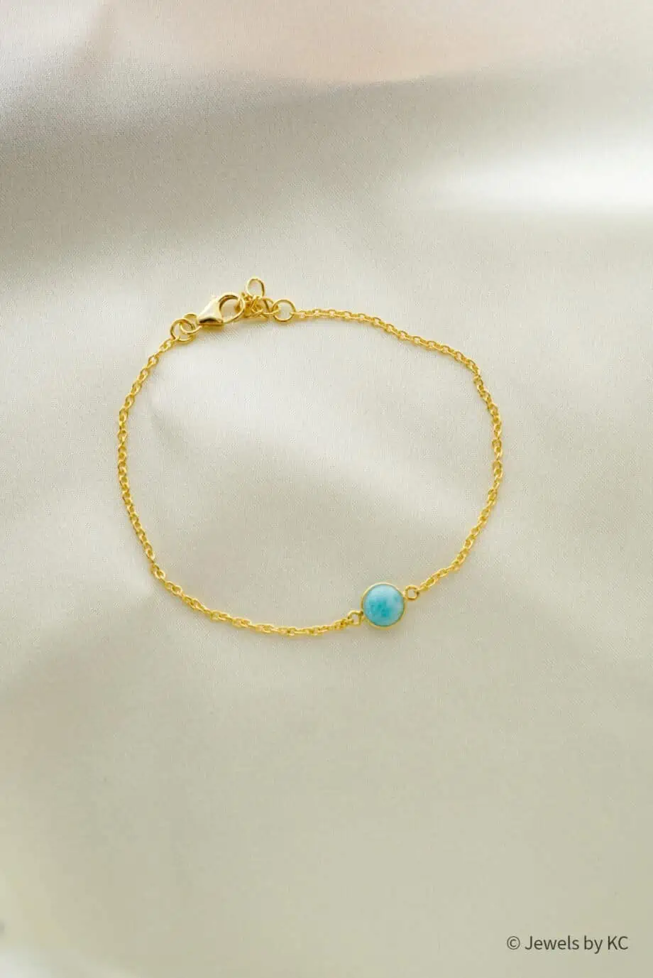 Gouden edelsteen armband met blauw larimar rond steentje van Goud op zilver