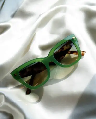Groene dames zonnebril met bruine panterprint pootjes en gouden details Statement zonnebril