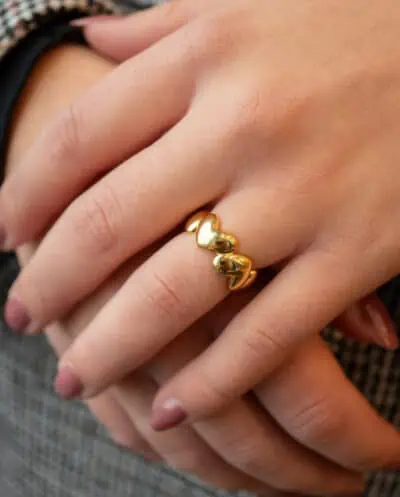 Gouden hartjes ring brede verstelbare ring met hartje van Goud op Zilver Valentijnsdag