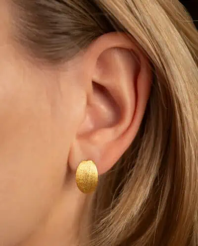 Gouden oorbellen ovaal curved oorstekers brushed gold van Goud op Zilver