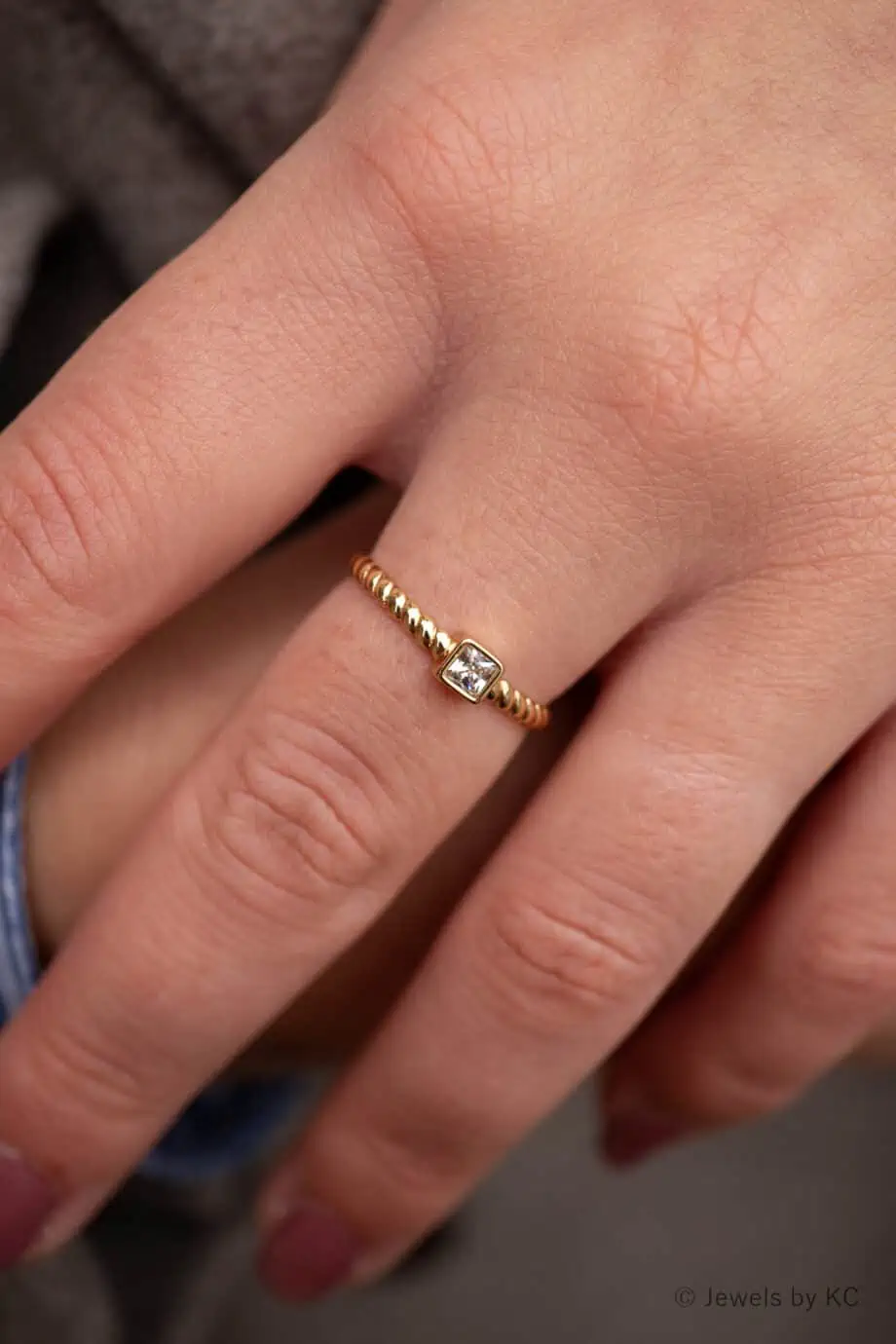 Gouden ring met Zirkonia steentje vierkant glitter diamantje gedraaide ring van Gold filled Goud