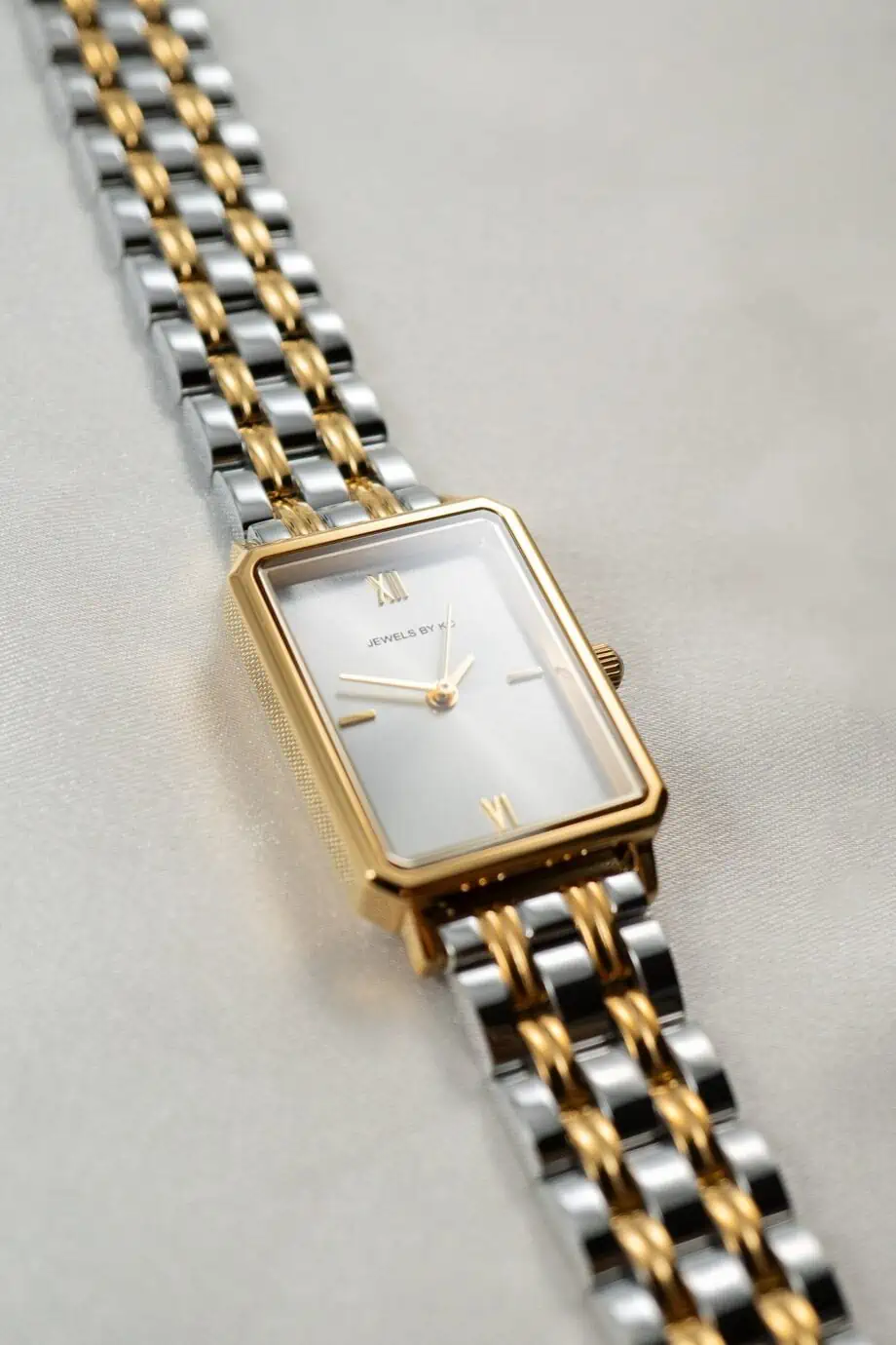 Gouden dames horloge met zilveren wijzerplaat kerstcadeau voor haar van Jewels by KC