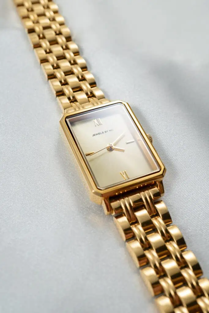 Gouden vierkant dameshorloge klassiek goud wijzerplaatje rechthoekig horloge chique