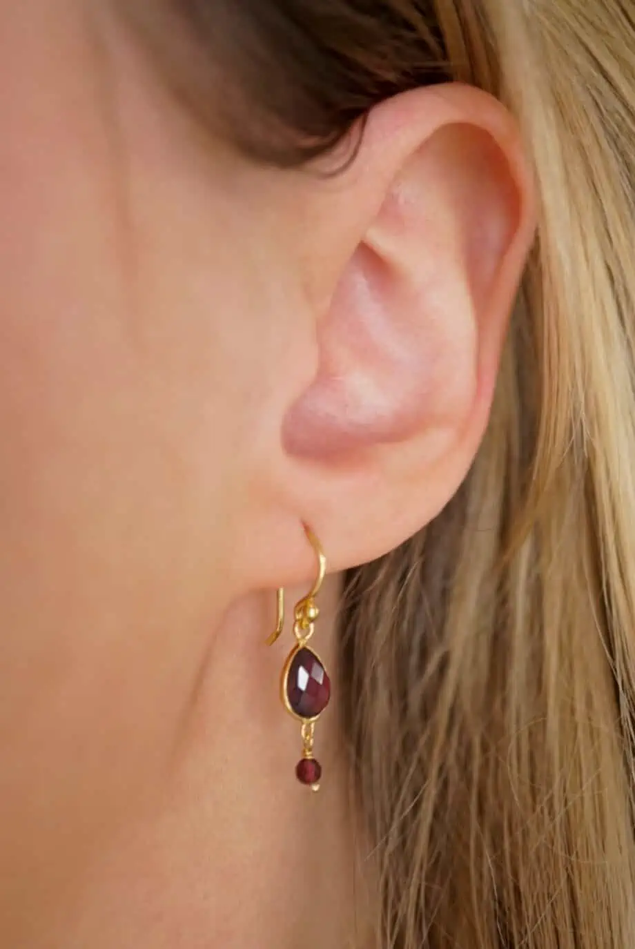 Gouden edelsteen oorhangers met rode Granaat edelsteentjes oorbellen van Goud op Zilver